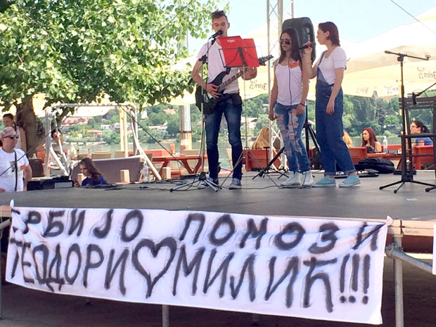 Плесом и песмом помогли Теодори